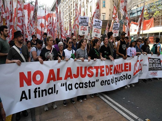 Manifestantes protestan contra ajustes económicos de Javier Milei en Argentina - Al Interior del Estado