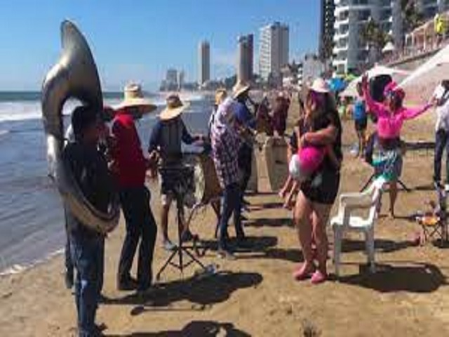 Protestas en calles de Mazatlán por el veto a bandas en las playas