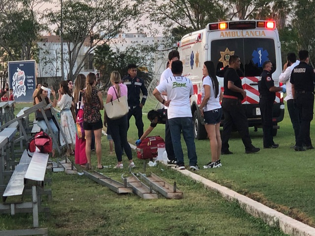 Una camioneta impacta las gradas del campo deportivo de la Universidad Marista, hay 10 lesionados
