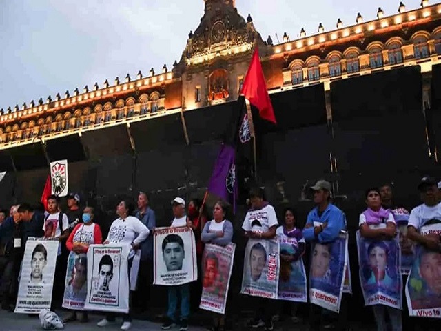 Familiares de los 43 normalistas exigen a AMLO reunión antes del 2 de junio