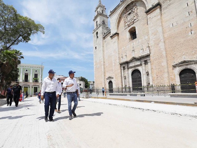 Supervisa el Gobernador Mauricio Vila los avances de las obras del Corredor Turístico sobre la calle 60 y la Plaza Grande