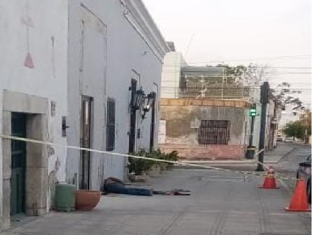 Un señor fue encontrado muerto en el centro de Mérida, después de negarse a ser trasladado a un hospital al caerse