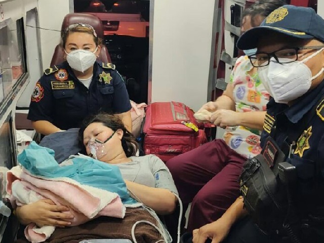 Paramédicos de la SSP, asisten a Reyna Jazmín quién dio a luz en su casa de Caucel