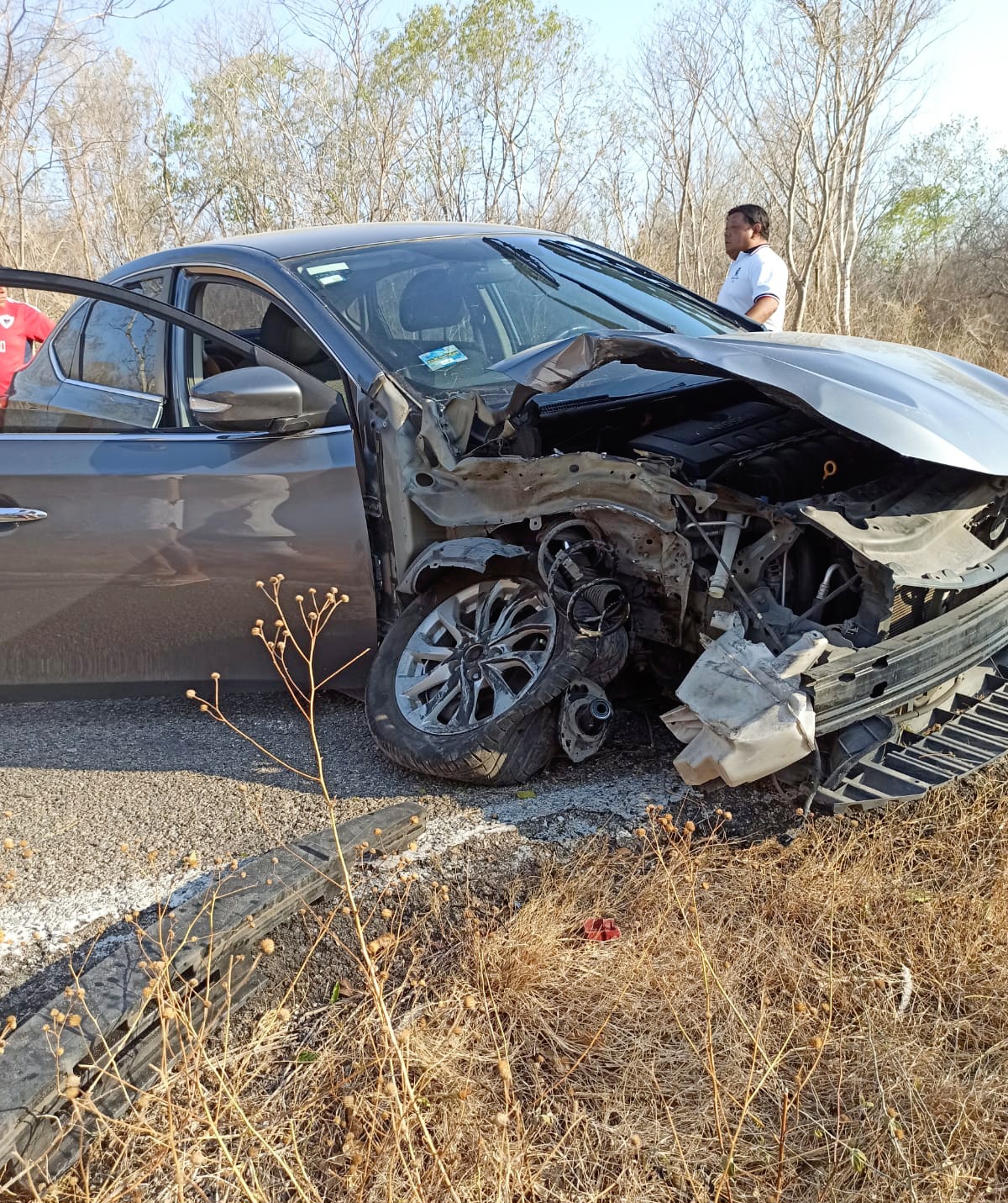 Accidente en la Carretera Mérida-Kinchil deja auto destrozado - Al Interior  del Estado