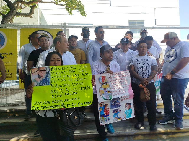 Padres de familia acusan a autoridades de prolongar juicios