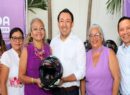 Entrega de cascos del programa “Chambea Seguro” a mujeres que conducen motocicletas