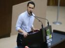 Álvaro Cetina exhibe congeladora de Morena ante apagones y altas tarifas