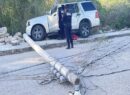 Una mujer perdió el control de su camioneta gris y chocó contra un poste de electricidad