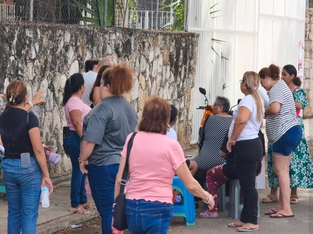 Más de 300 alumnos afectados: padres protestan por tres semanas sin luz en primaria de Mérida