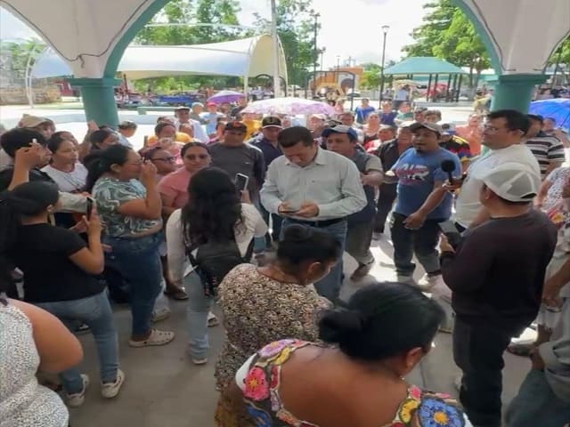 Reabrirá escuela de Tesoco con nuevos maestros tras retención de docentes y protesta de padres