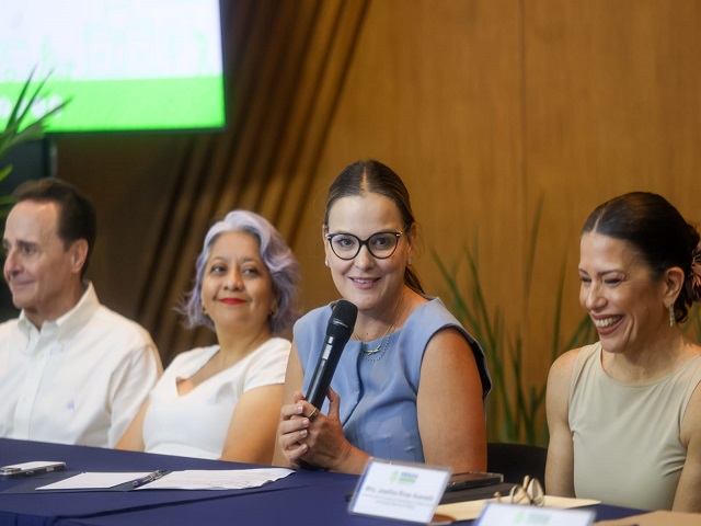 Cecilia Patrón escucha a universitarios y respalda propuestas para fortalecer Dzibilchaltún