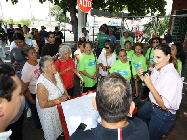 Entrega Cecilia Patrón calles repavimentadas y con señalética nueva
