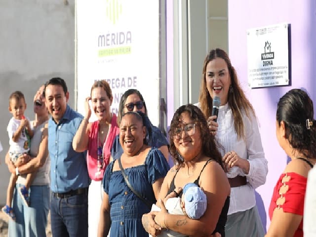 Cecilia Patrón entrega viviendas a familias afectadas por incendio