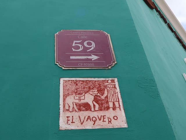 Proponen proteger placas en las esquinas de Mérida