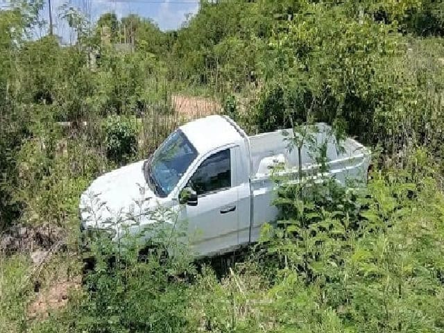 Pierde el control de su camioneta y termina en una hondonada