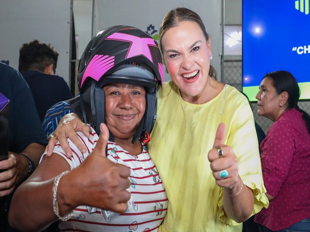 Entrega Cecilia Patrón equipo de protección a más de 2 mil repartidores en motocicleta.