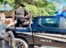 Sin ambulancia, policías trasladan en hamaca a joven inconsciente en Ticul