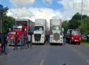 Transportistas bloquean Periférico de Mérida; alertan impacto en precios y abasto