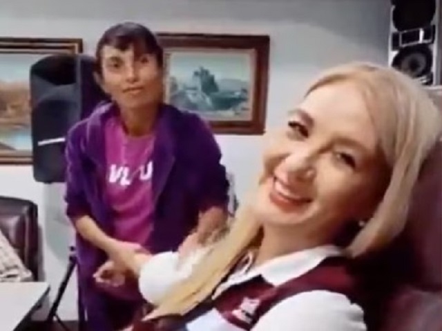 “Día de arduo trabajo”: aspirante de Morena desata críticas por presumir masaje en oficina